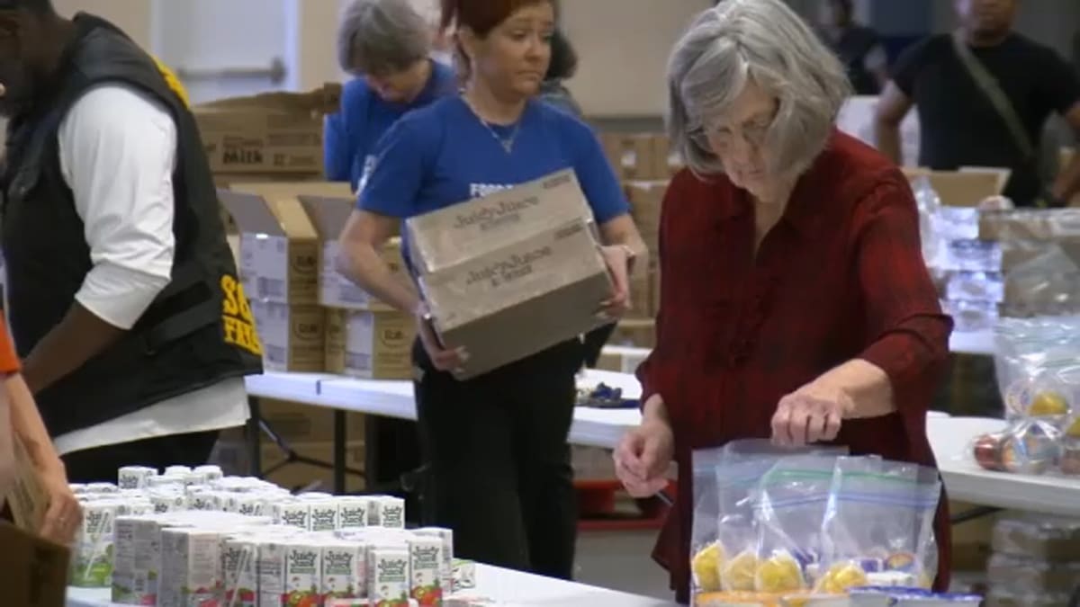 40 Volunteers Pack Meals for Hungry Kids in North Carolina