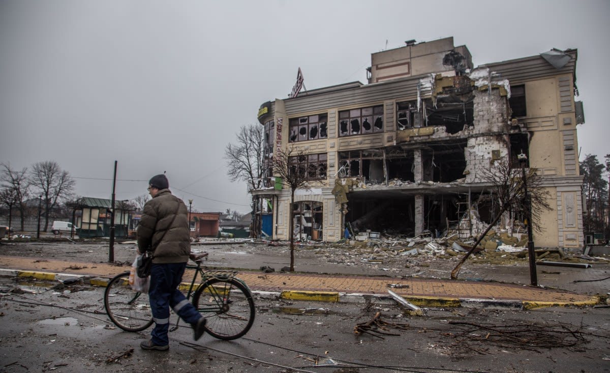 Kenyan and Russian flags representing diplomatic agreement to repatriate citizens from conflict zones