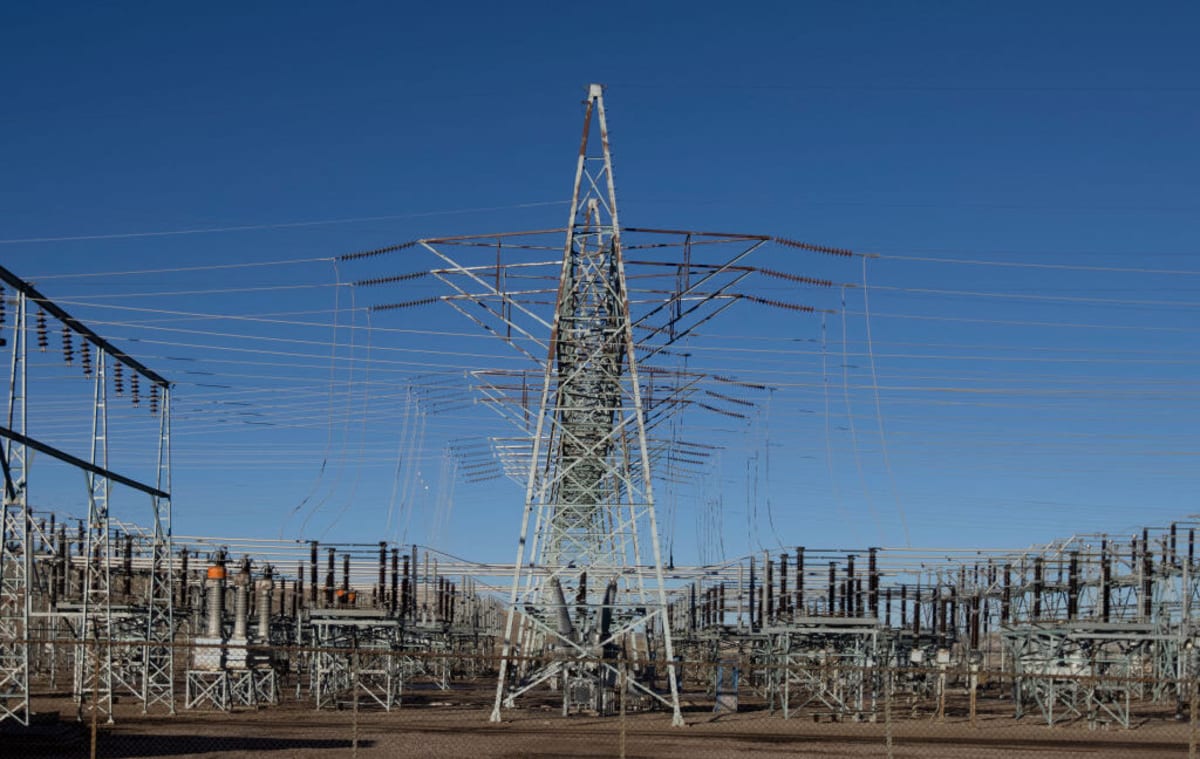 Modern nuclear reactor facility with energy storage towers in Wyoming landscape