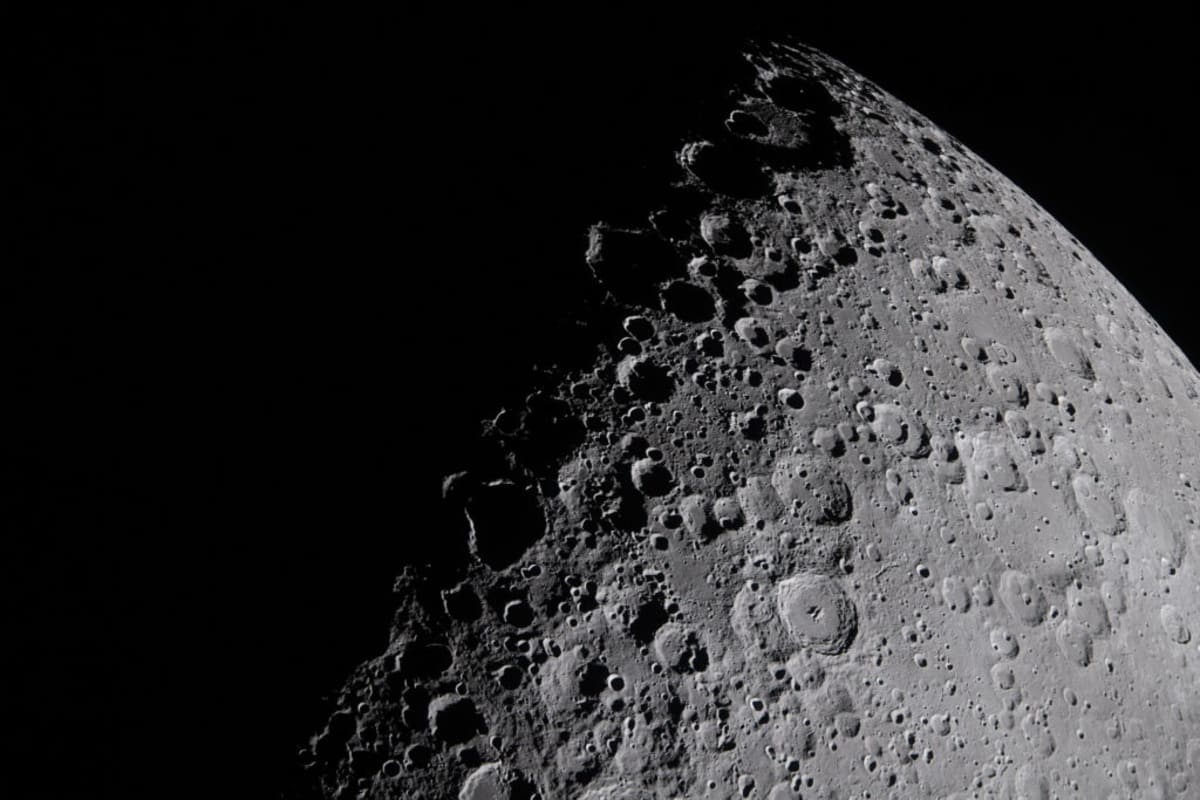 Artemis II Sends Stunning Moon Photos Back to Earth - Image 5