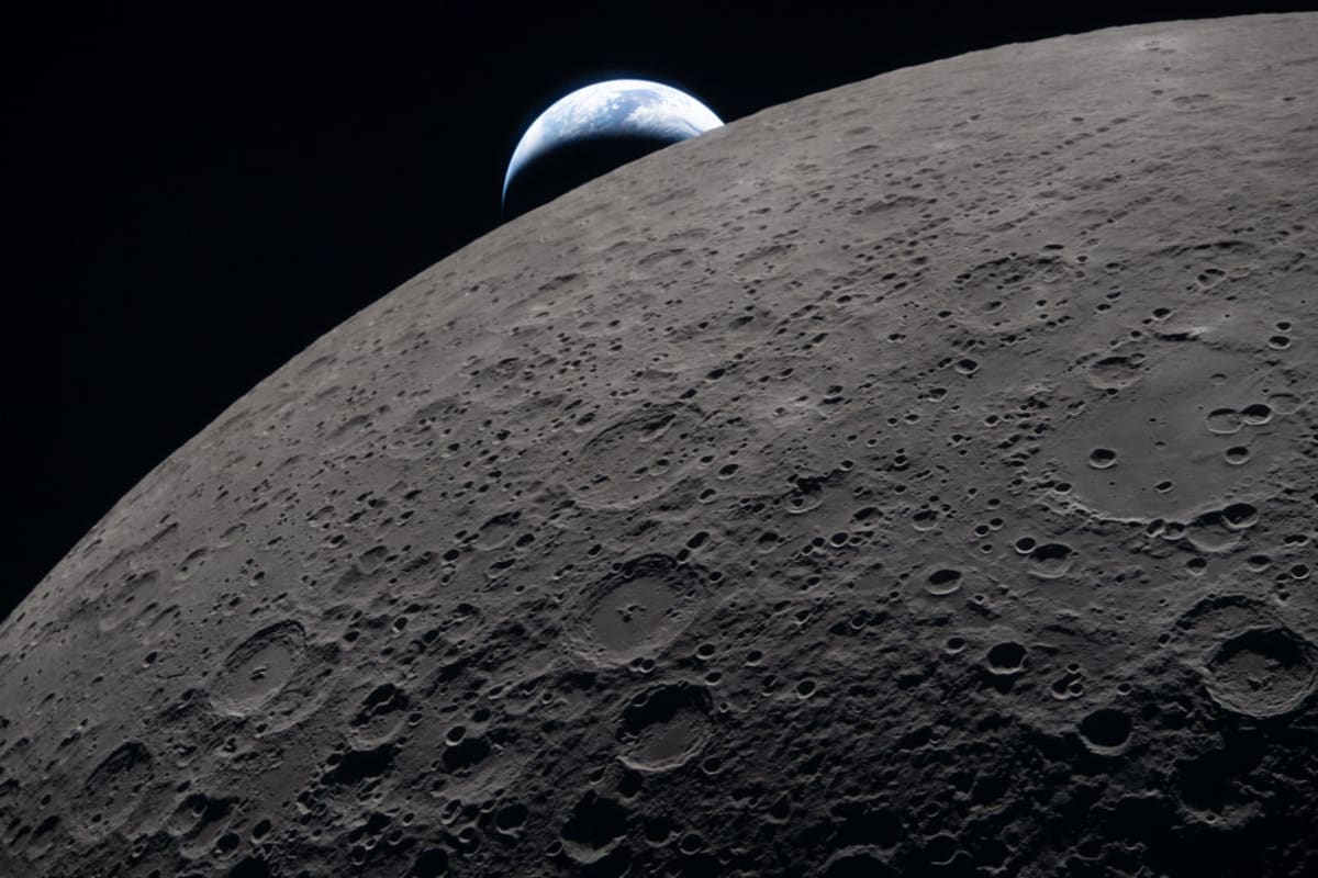 Artemis II Sends Stunning Moon Photos Back to Earth - Image 2
