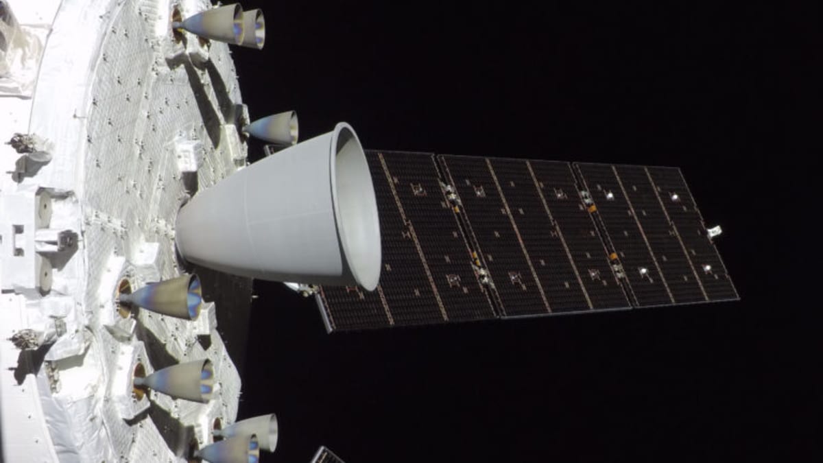 4 Astronauts Just Flew Farther Than Anyone in History - Image 5