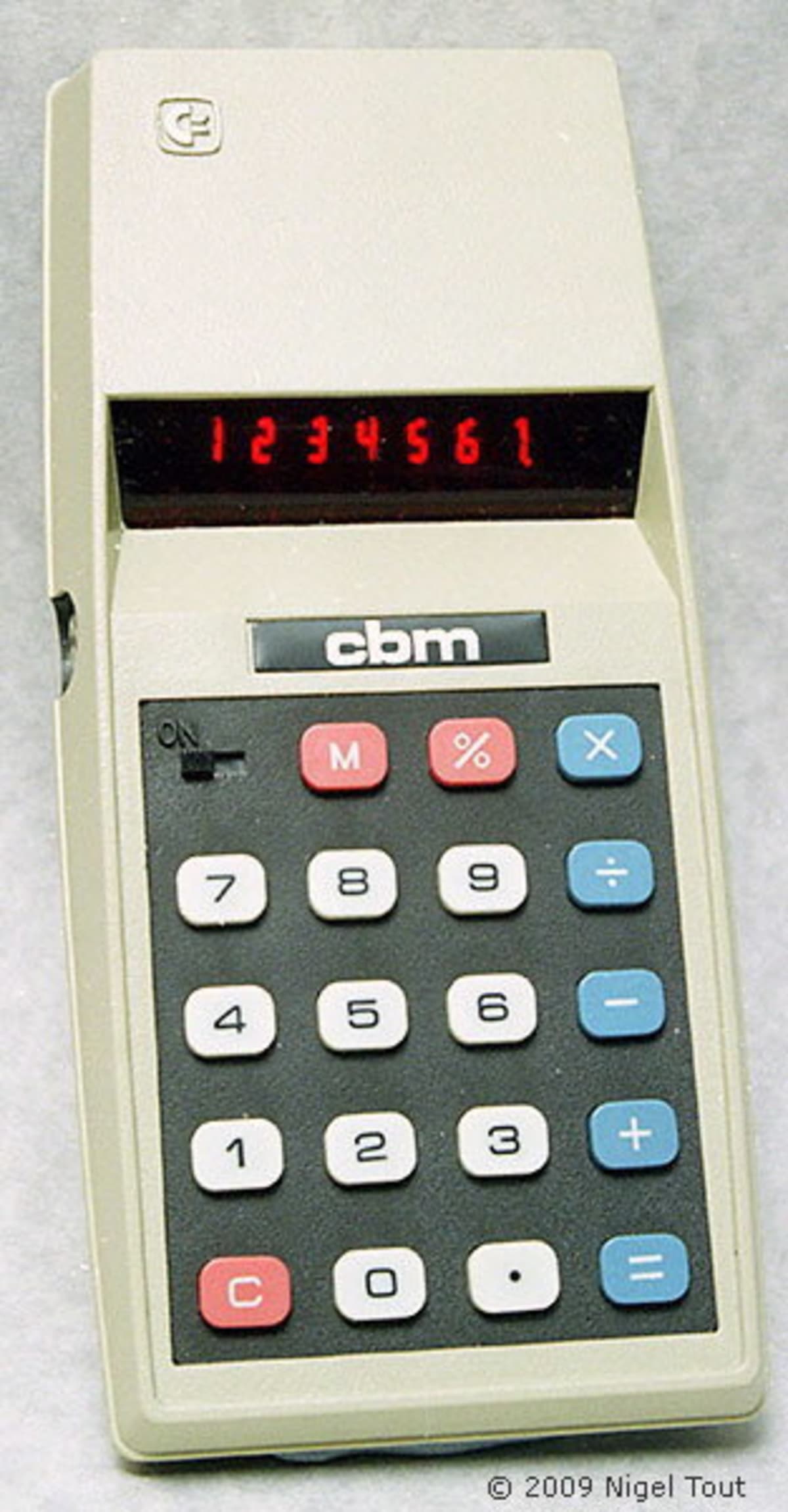 Commodore's Flip Phone Blocks Social Media for $500 - Image 5