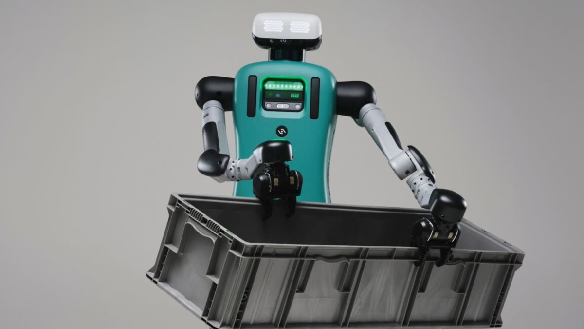 Robotic arm performing tasks autonomously using artificial intelligence guidance in open environment