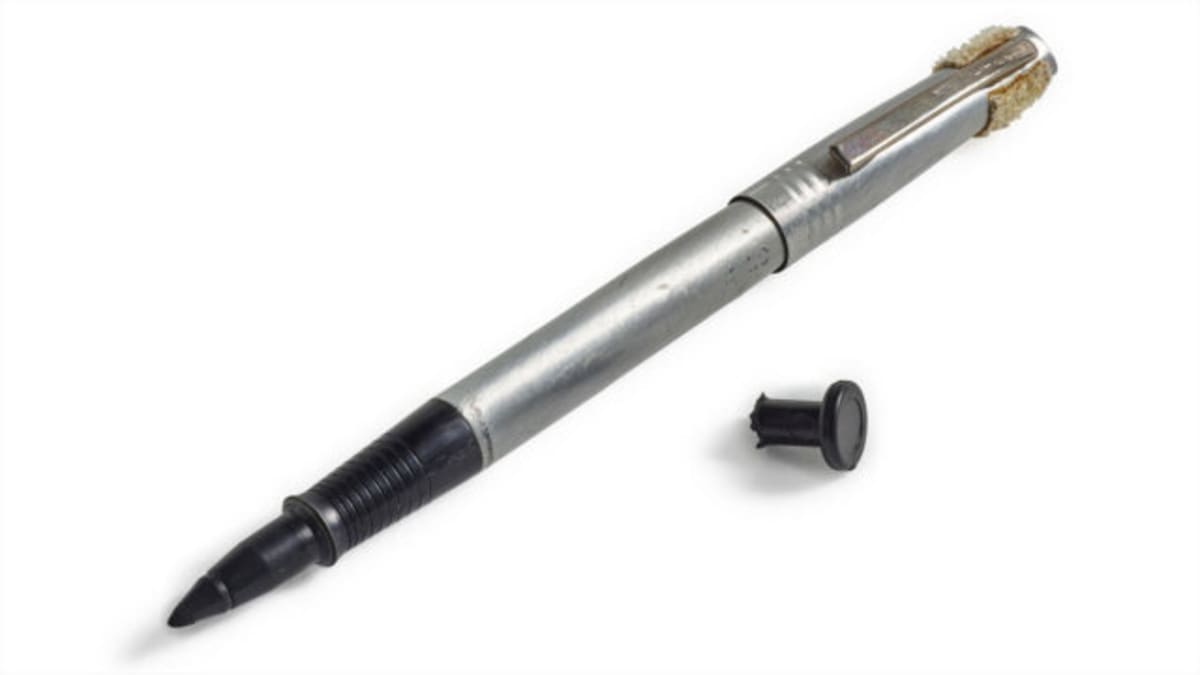 Buzz Aldrin's Moon-Saving Pen Sells for $857,600 - Image 4