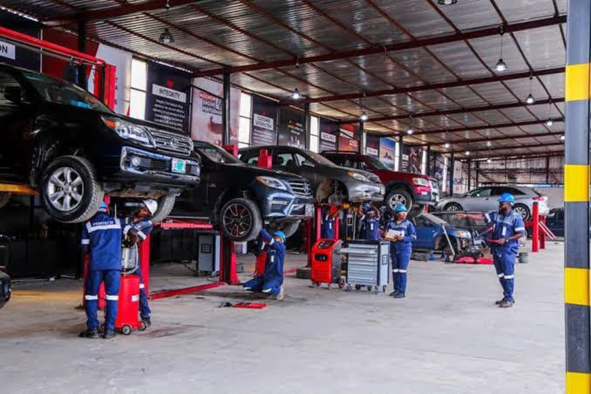 Nigerian driver using smartphone app to connect with local mechanic for car maintenance