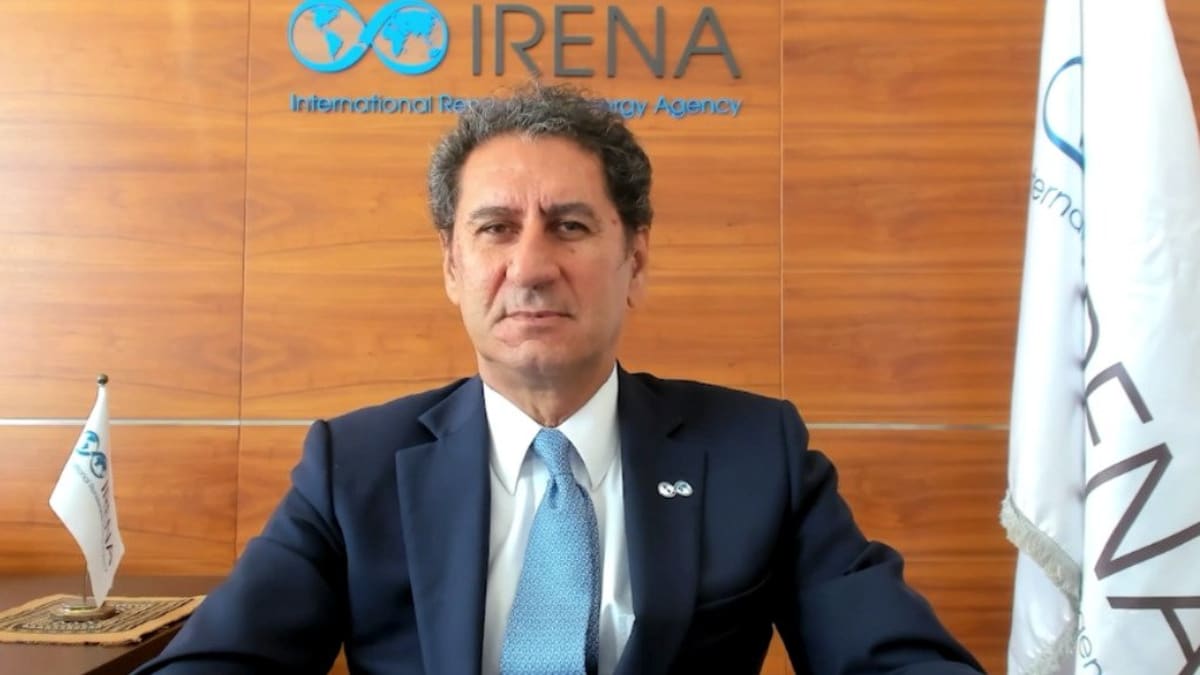 Global Renewable Energy Surges 692 GW in 2025