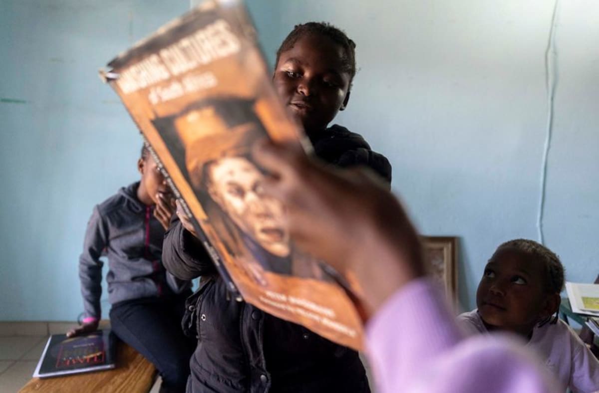 Gopolang Ledwaba teaching photography basics to children at MaNdebele Photo Gallery in Soweto
