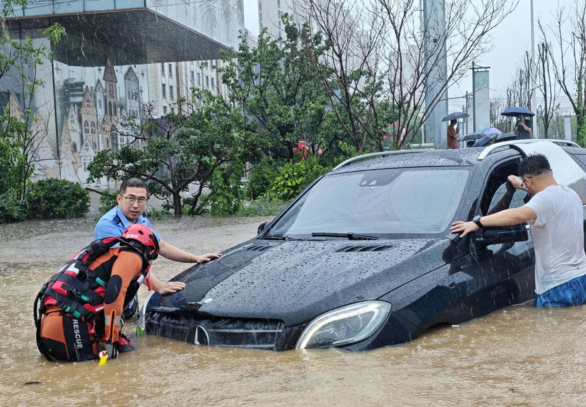 Argentina's Soccer Team Donates to China Flood Victims - Image 2