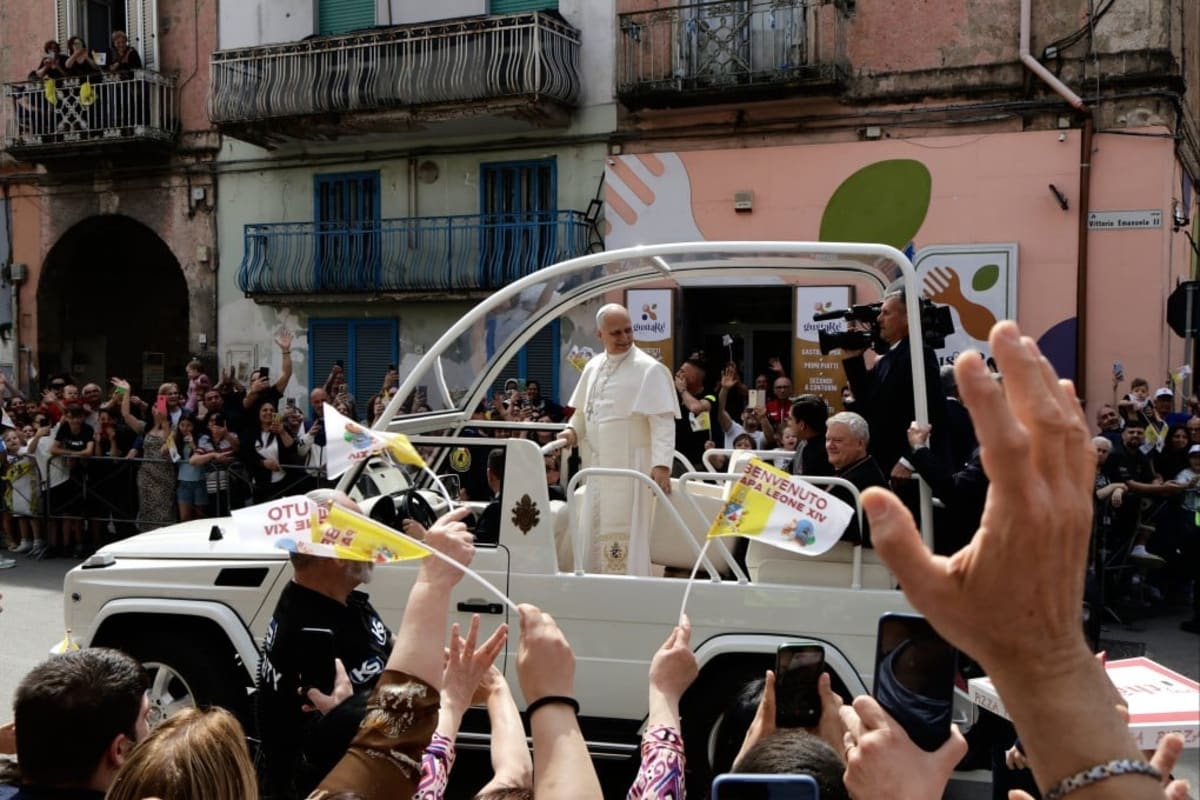Pope Leo Visits "Land of Fires," Condemns Toxic Dumping - Image 2