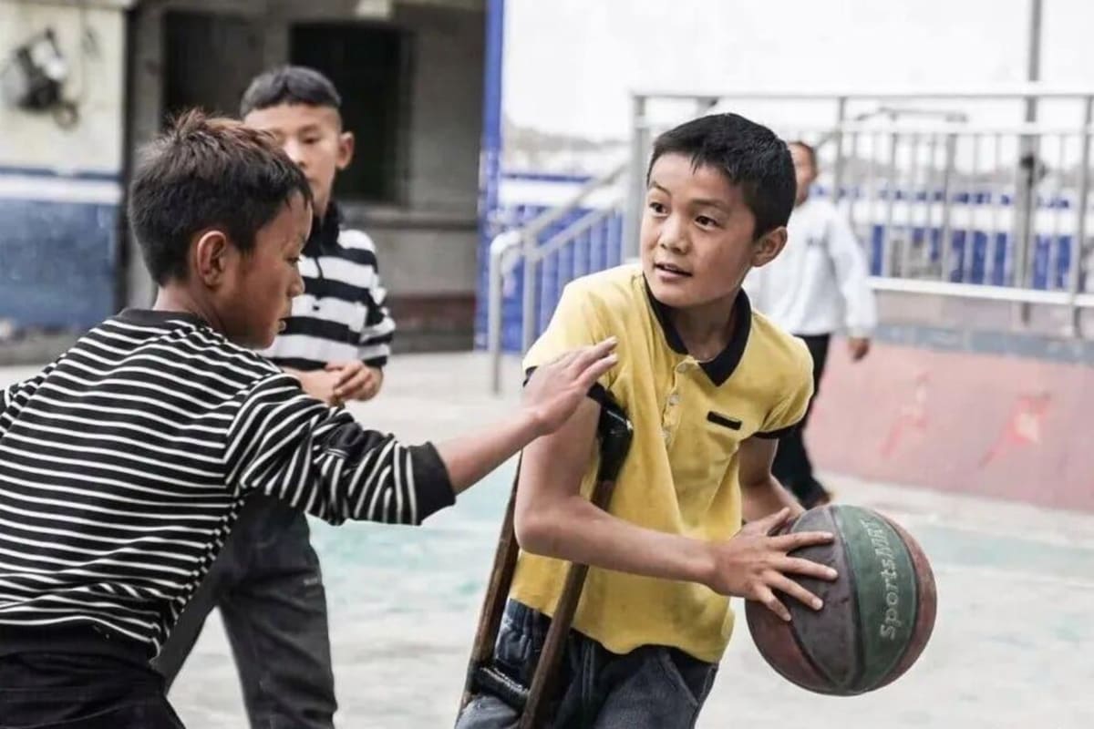 Teen Plays Basketball With Dad's Handmade Crutch in China - Image 2
