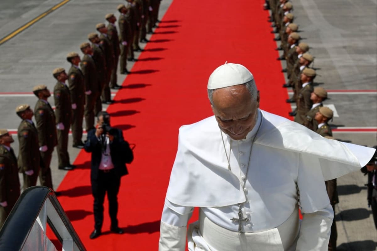 King of Spain Lends Pope His Private Jet After Breakdown - Image 2