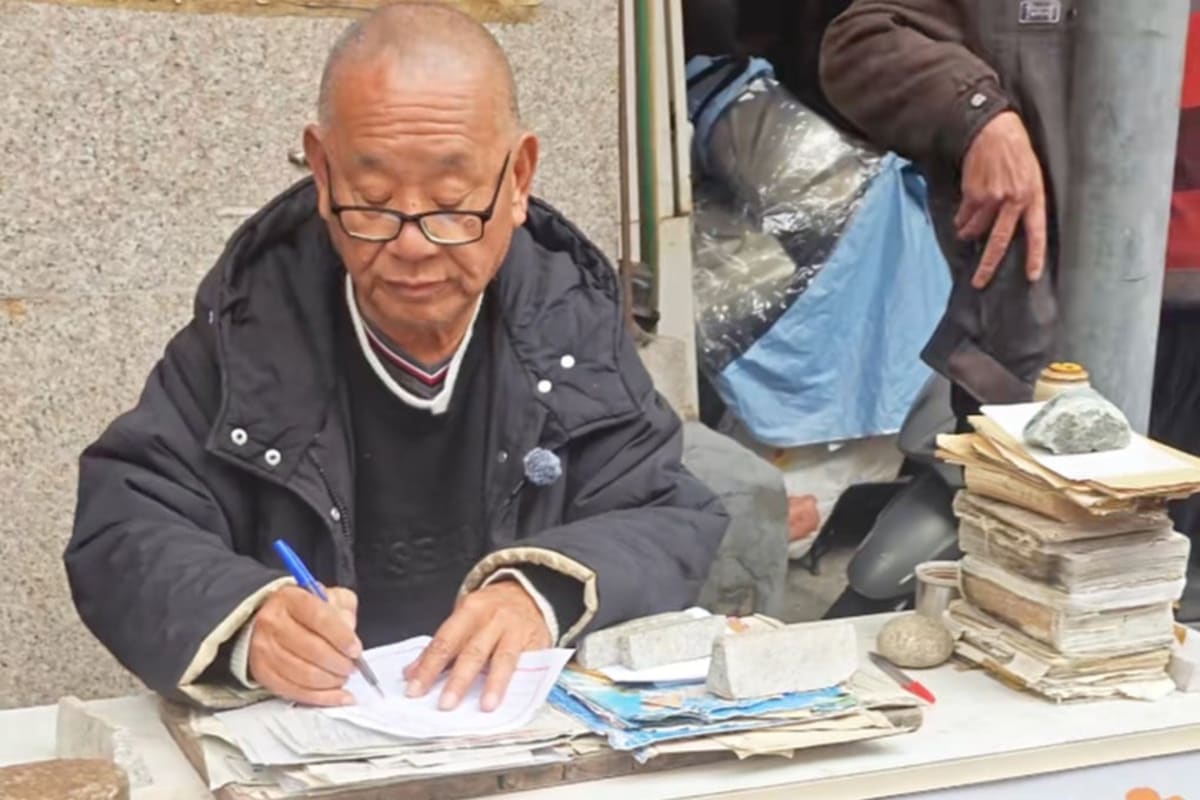 China's Last Letter Writer Pens 100,000 Love Notes Home - Image 2