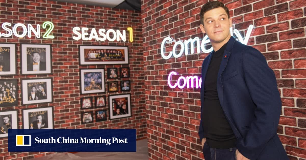 American comedian Jesse Appell performing traditional Chinese Xiangsheng comedy on stage in China