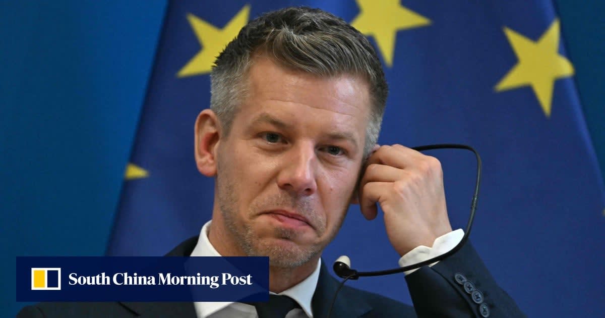 Hungary MPs Unanimously Slash Their Salaries by 40%