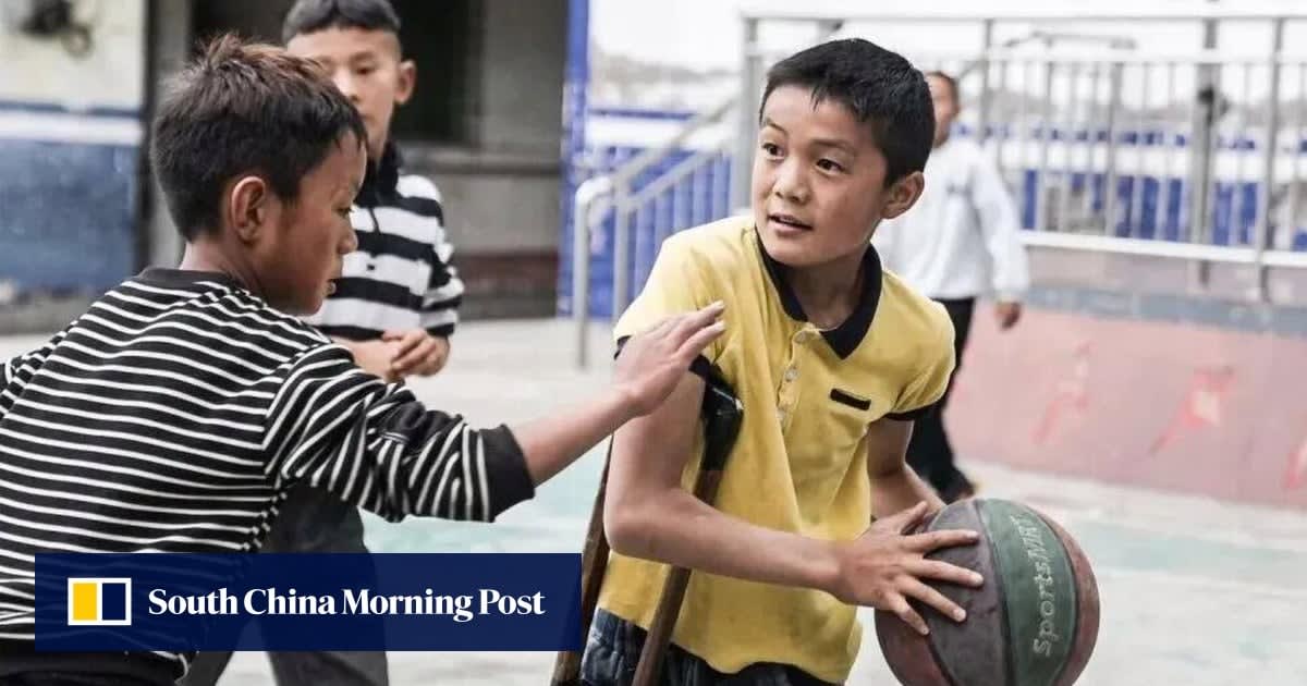 Teen Plays Basketball With Dad's Handmade Crutch in China