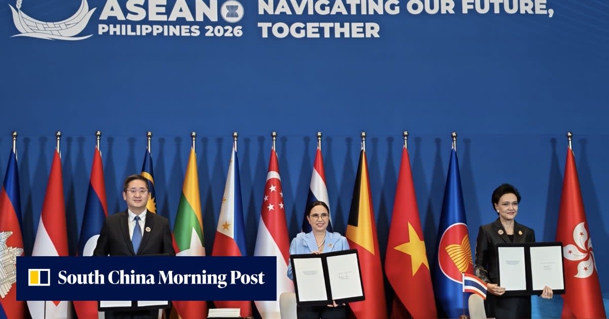 Business leaders shaking hands at signing ceremony for Hong Kong ASEAN investment protocol in Manila