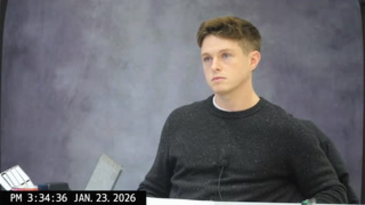 Theme Park Staff Rescue Mother and Daughter from Wet Sand - Image 4