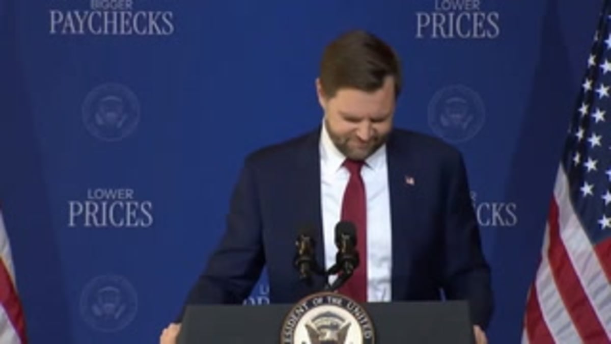 Theme Park Staff Rescue Mother and Daughter from Wet Sand - Image 3