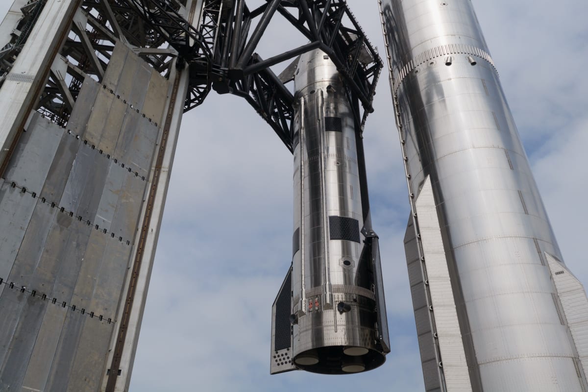 SpaceX Stacks Tallest Rocket Ever Built for Flight 12 - Image 3