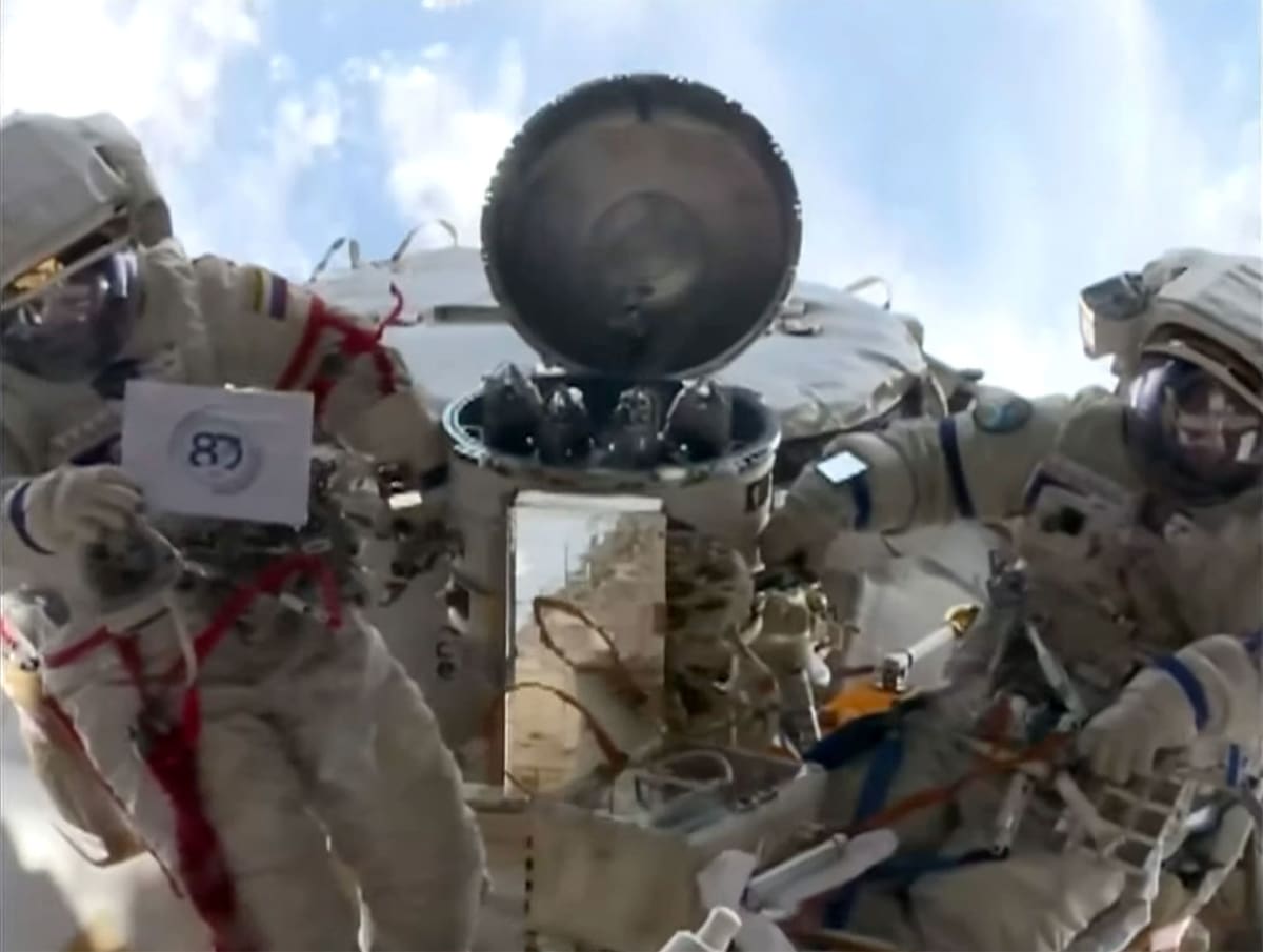 Cosmonauts Install Sun-Watching Telescope in 6-Hour Spacewalk - Image 3