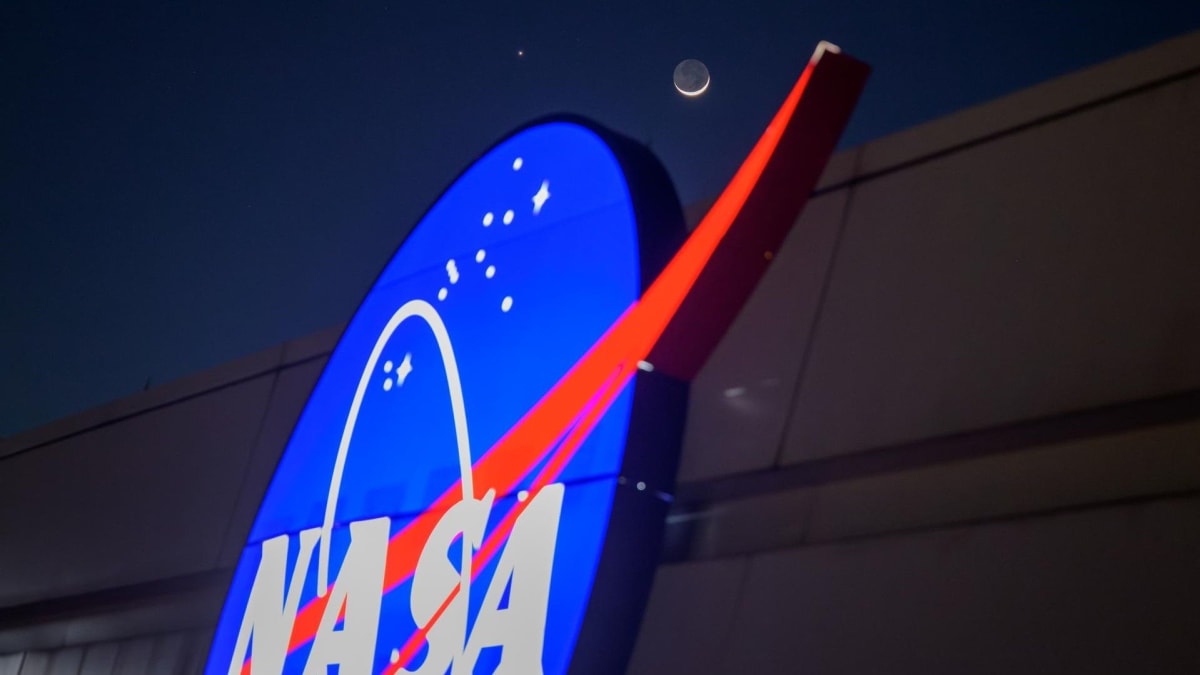 Moon and Venus Dazzle Skywatchers Worldwide This Week