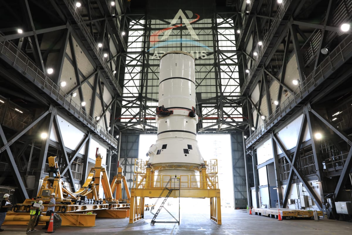 NASA Stacks Rocket for 2027 Moon Mission Practice Run - Image 3