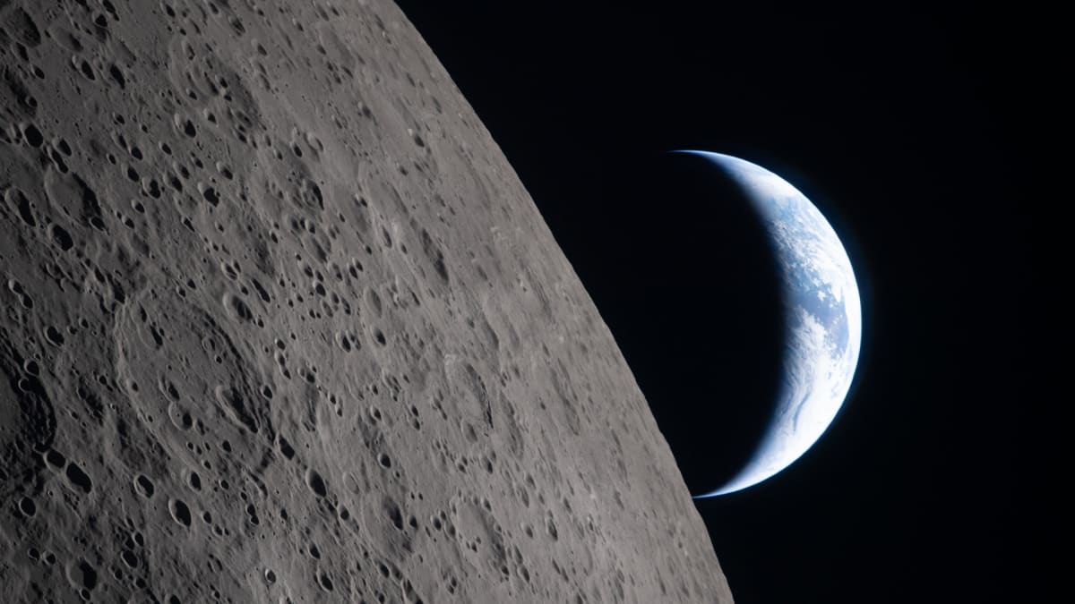 Artemis II Crew Sees Earth Vanish Behind the Moon - Image 2