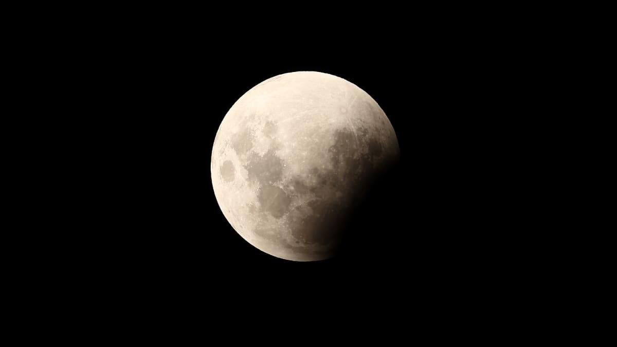 Blood Moon Dazzles Millions Across Three Continents - Image 3
