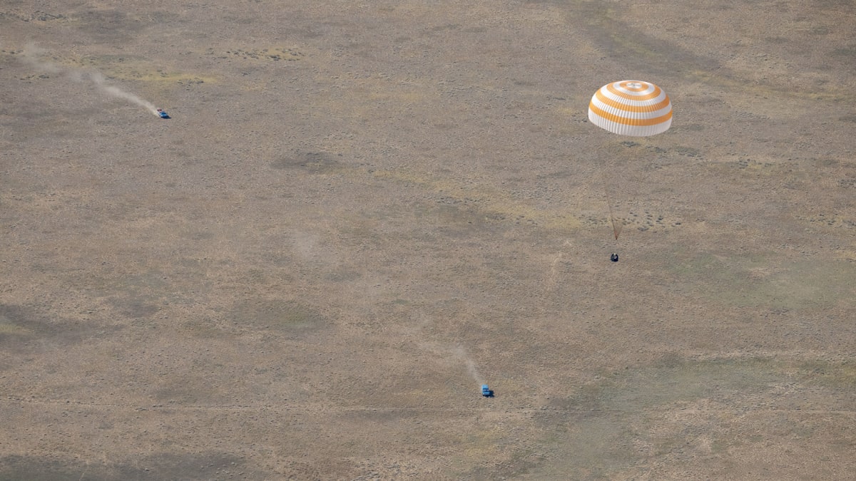 Astronaut, 2 Cosmonauts Home Safe After 241 Days in Space - Image 2
