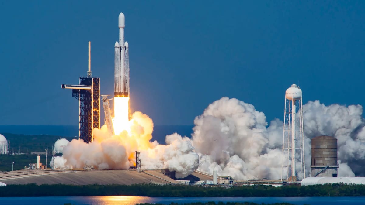 SpaceX's Falcon Heavy Returns After 18-Month Break - Image 3