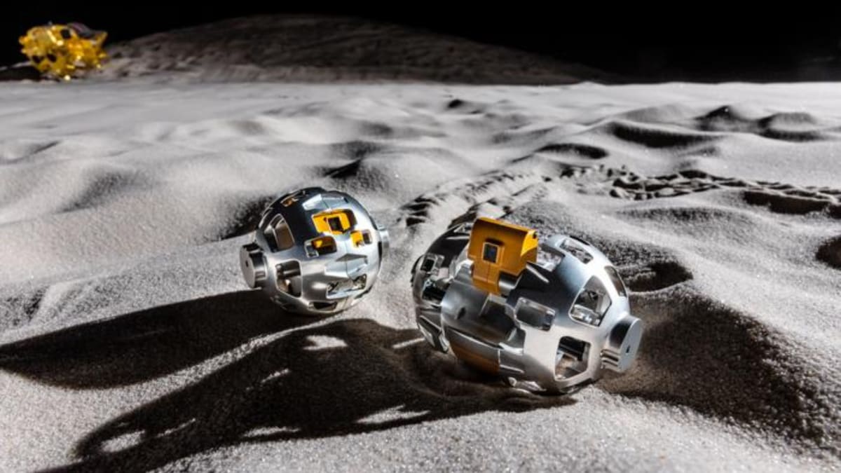 Tiny Transforming Robot Explores the Moon Solo - Image 2