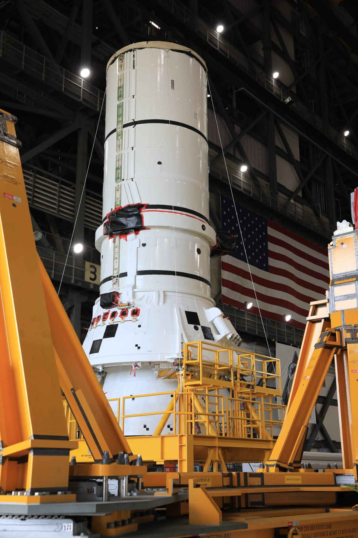 NASA Stacks Rocket for 2027 Moon Mission Practice Run - Image 4