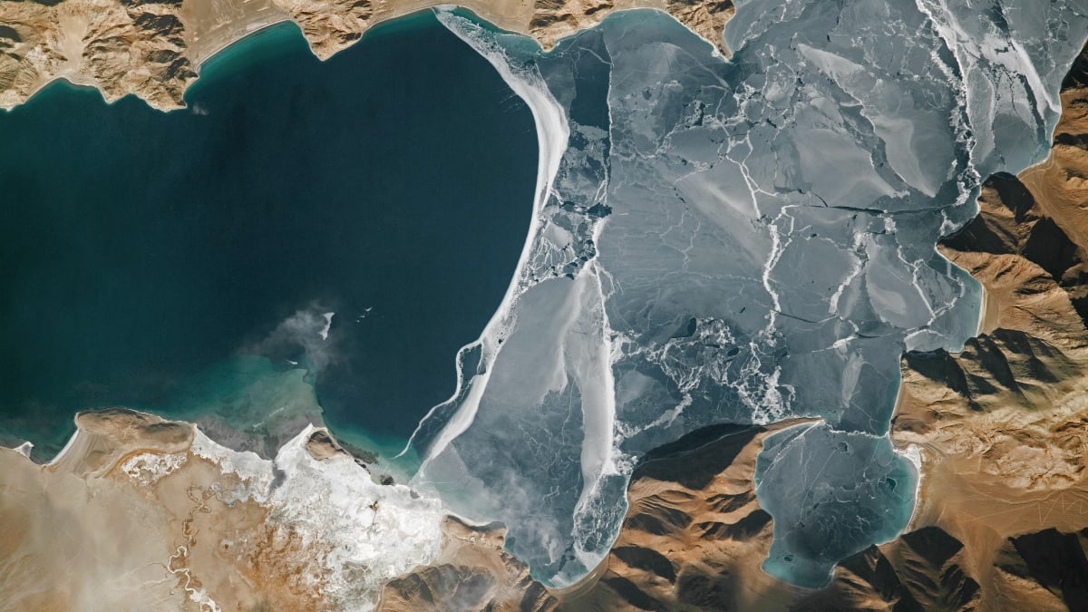 Australian Lakes Merge Into 55-Mile Green Wonder - Image 5