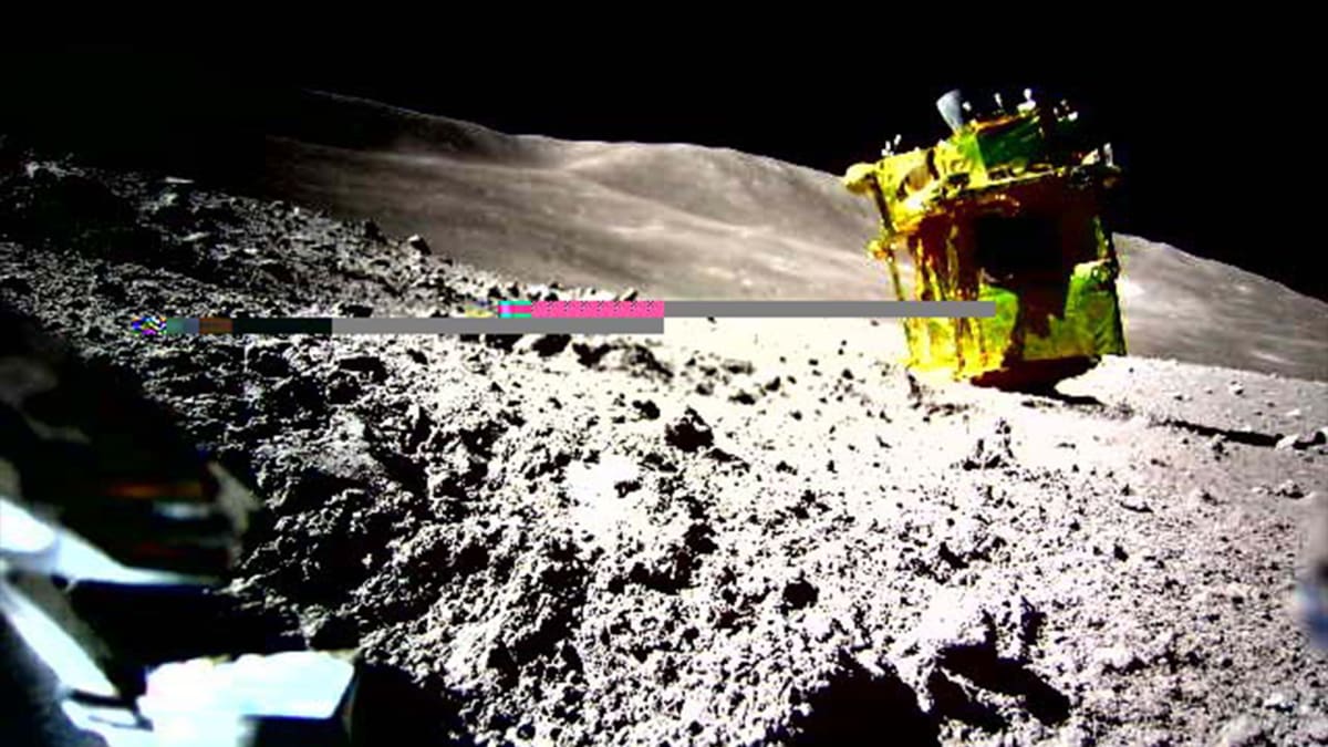 Japan's Tiny Moon Robot Snaps Iconic Photo After Crash - Image 3