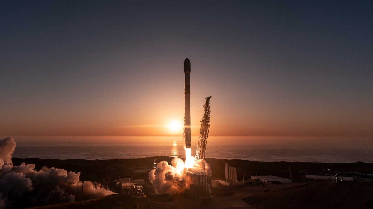 SpaceX Adds 24 Satellites, Nears 10,500 in Orbit