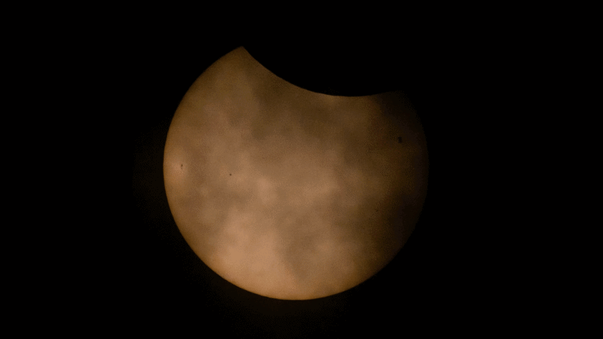 Space Station Photobombs the Sun During Total Eclipse - Image 3