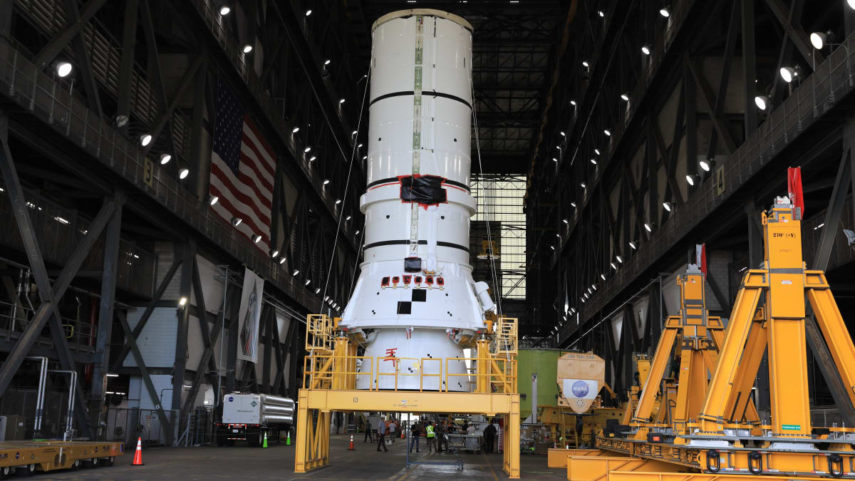 NASA Stacks Rocket for 2027 Moon Mission Practice Run - Image 2