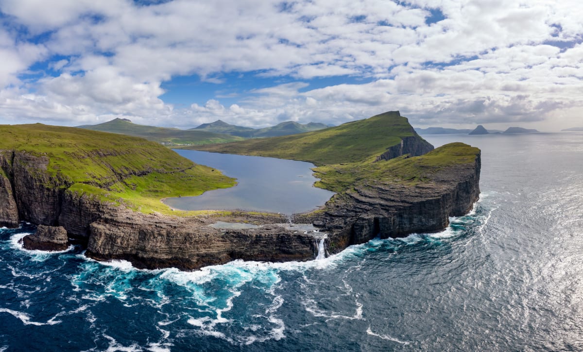Faroe Islands Lake Appears to Float Above the Ocean - Image 3