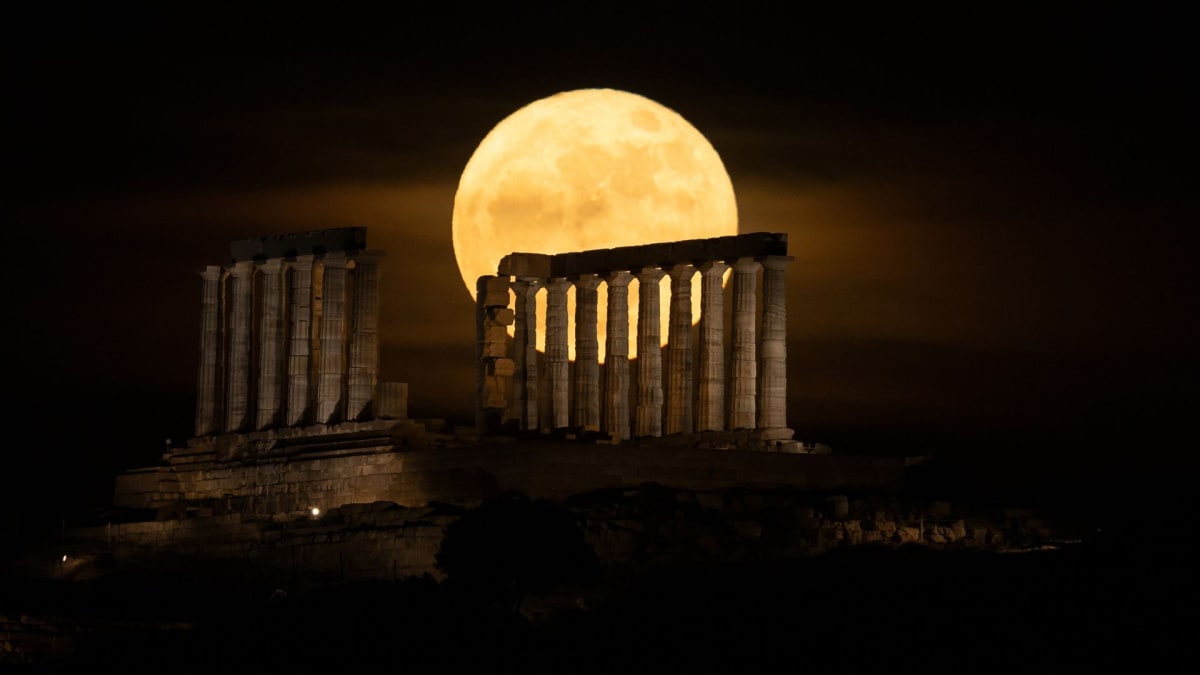 May's Rare Blue Moon Unites Stargazers Worldwide