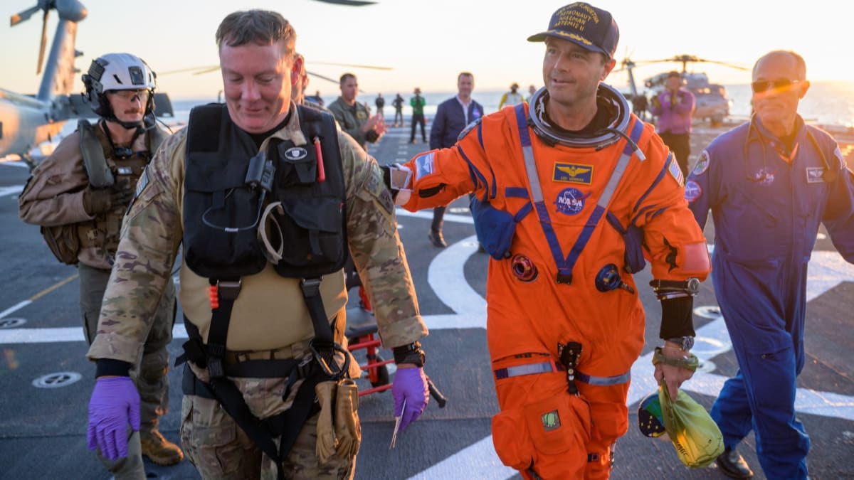 Astronaut Brings Moon Mascot Home to Honor Late Wife - Image 5