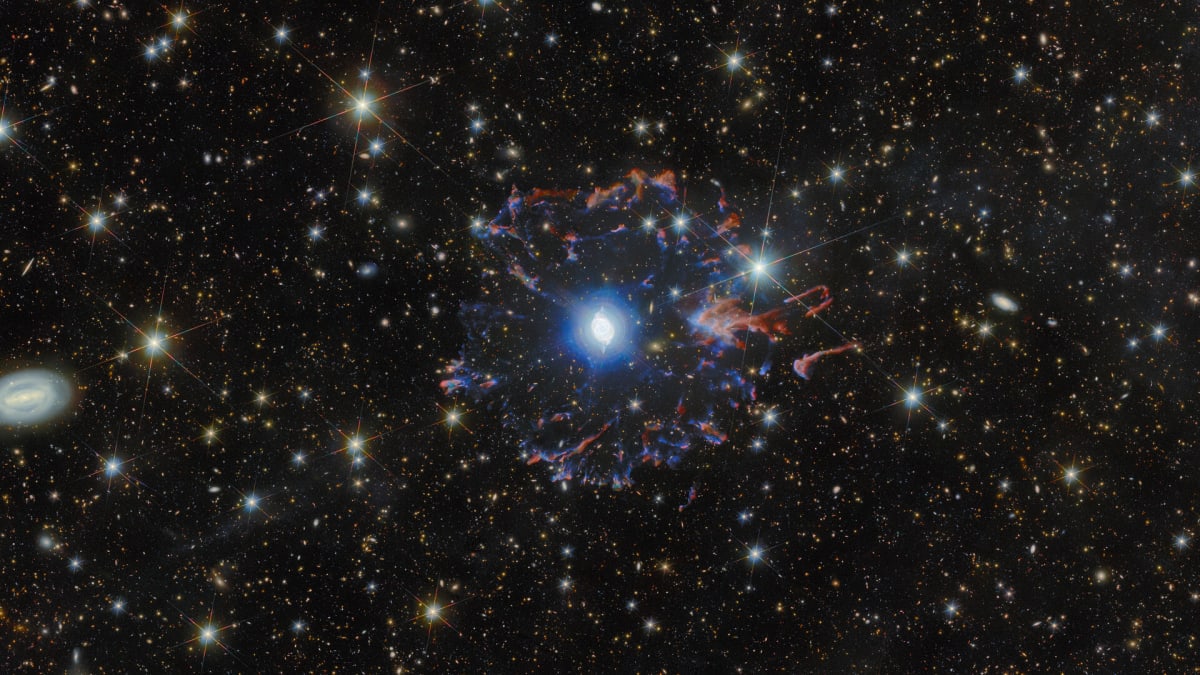 Two Space Telescopes Capture Dying Star's Spectacular Show - Image 2