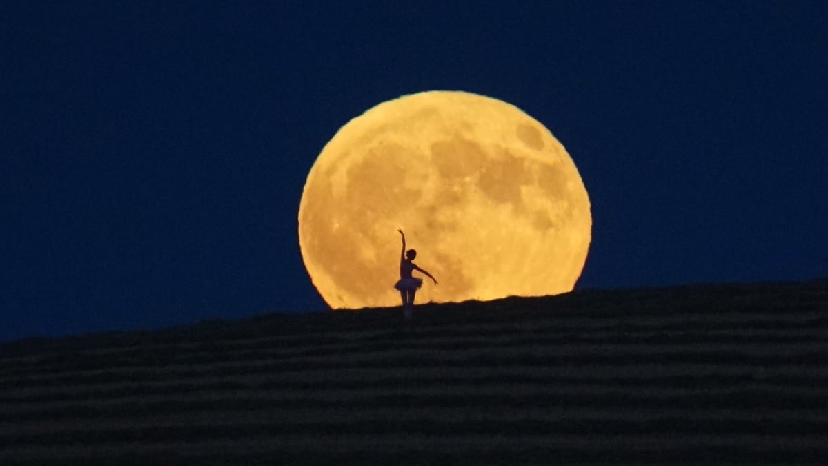 Buck Moon Dazzles Skywatchers Across the Globe