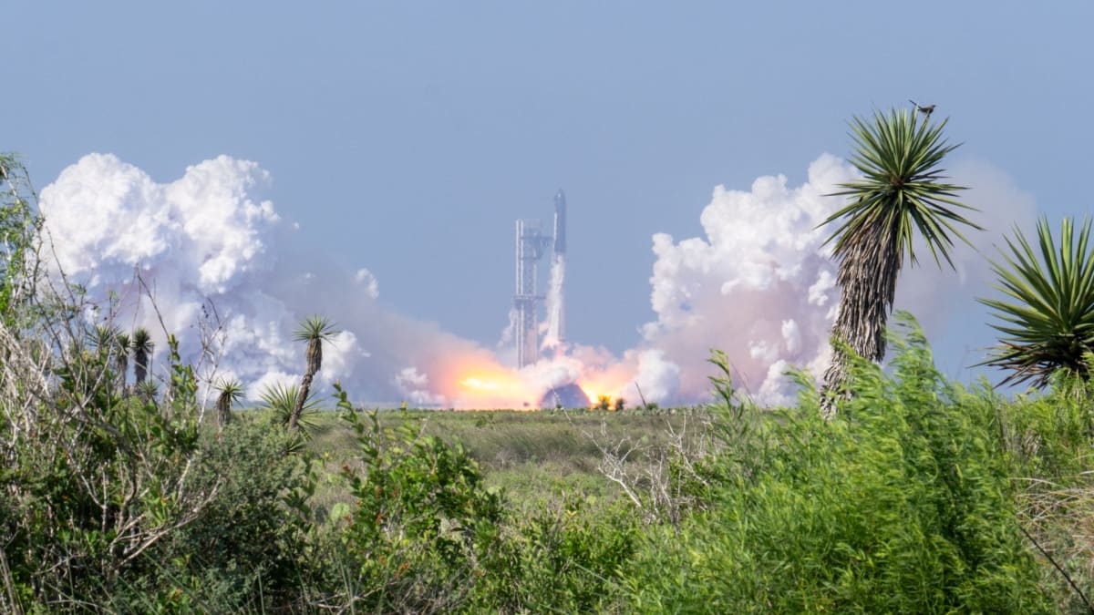 SpaceX Launches Most Powerful Starship Ever Built - Image 4