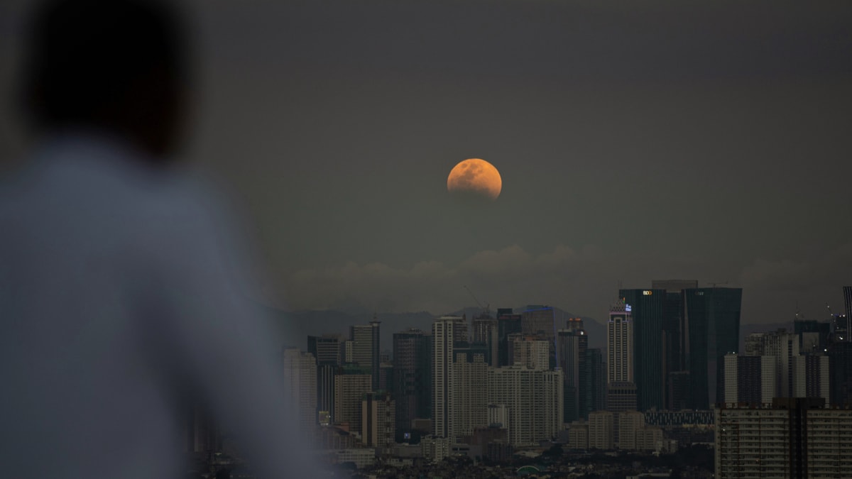 Blood Moon Dazzles Millions Across Three Continents - Image 4