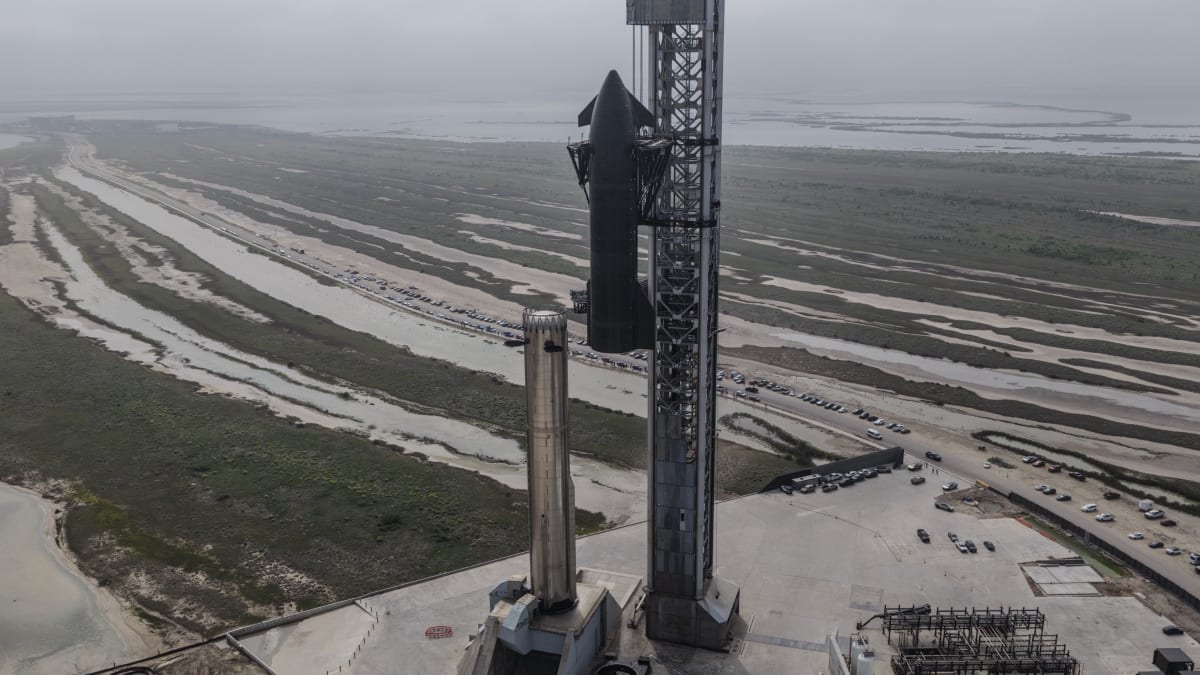 SpaceX Stacks Tallest Rocket Ever Built for Flight 12 - Image 4