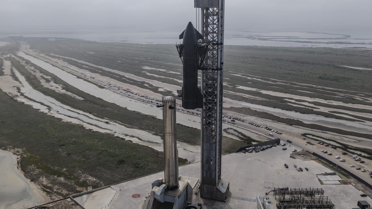 SpaceX Stacks Tallest Rocket Ever Built for Flight 12 - Image 2