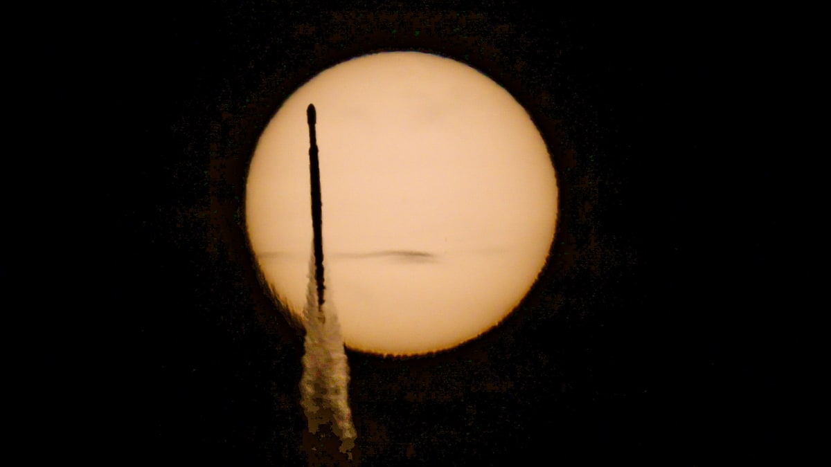 Photographer Nails 1-in-a-Million Rocket Launch Shot - Image 2