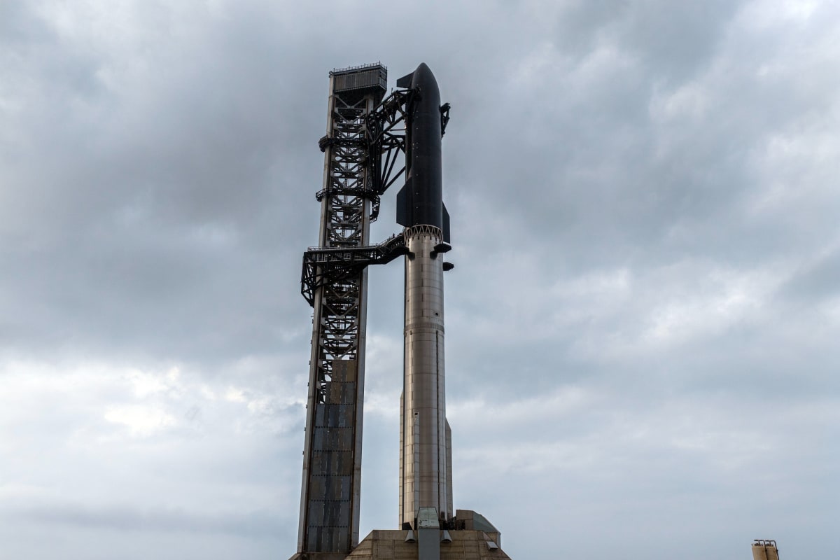 SpaceX Stacks Tallest Rocket Ever Built for Flight 12 - Image 5