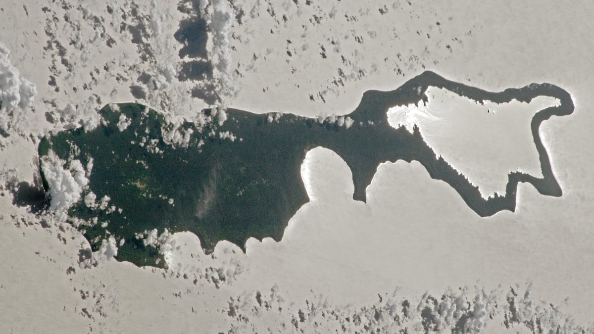 Rare Sunlight Effect Turns Pacific Island Into Silver Mirror - Image 2
